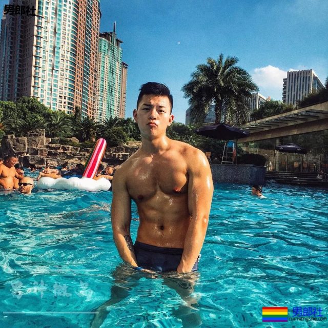 柴犬系正装肌肉帅男，最爱更衣室浴巾自拍！ - 51虹马