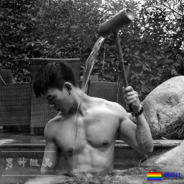 柴犬系正装肌肉帅男，最爱更衣室浴巾自拍！ - 51虹马