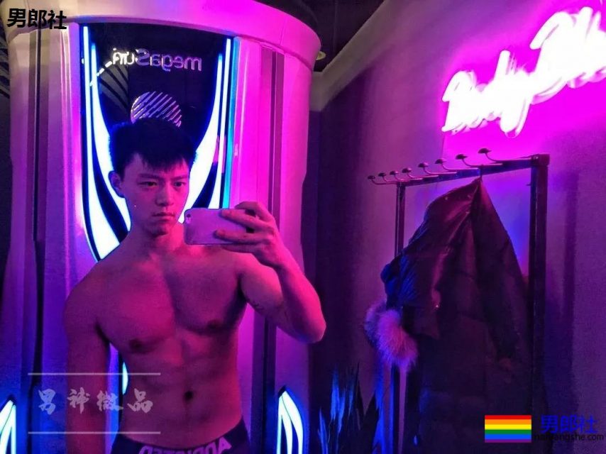 柴犬系正装肌肉帅男，最爱更衣室浴巾自拍！ - 51虹马