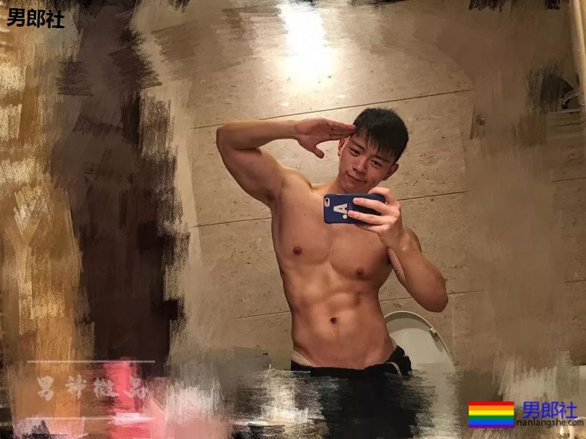 柴犬系正装肌肉帅男，最爱更衣室浴巾自拍！ - 51虹马