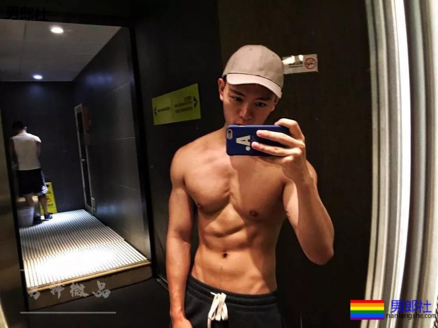 柴犬系正装肌肉帅男，最爱更衣室浴巾自拍！ - 51虹马