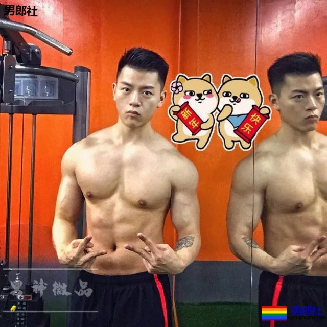 柴犬系正装肌肉帅男，最爱更衣室浴巾自拍！ - 51虹马