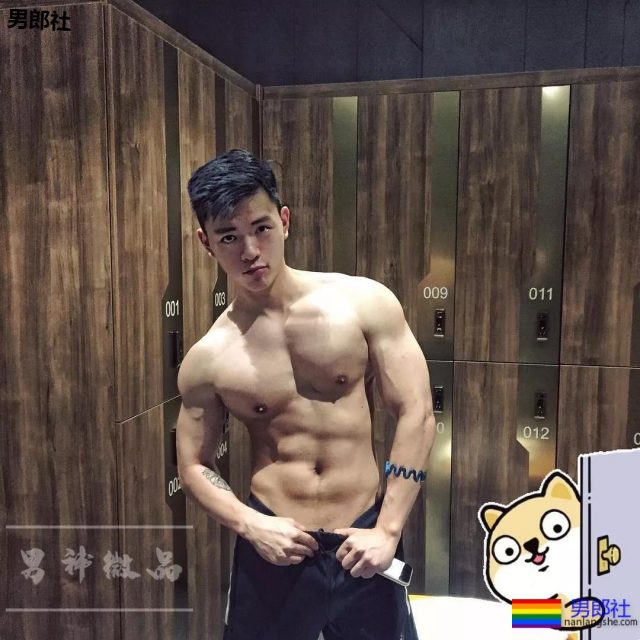 柴犬系正装肌肉帅男，最爱更衣室浴巾自拍！ - 51虹马