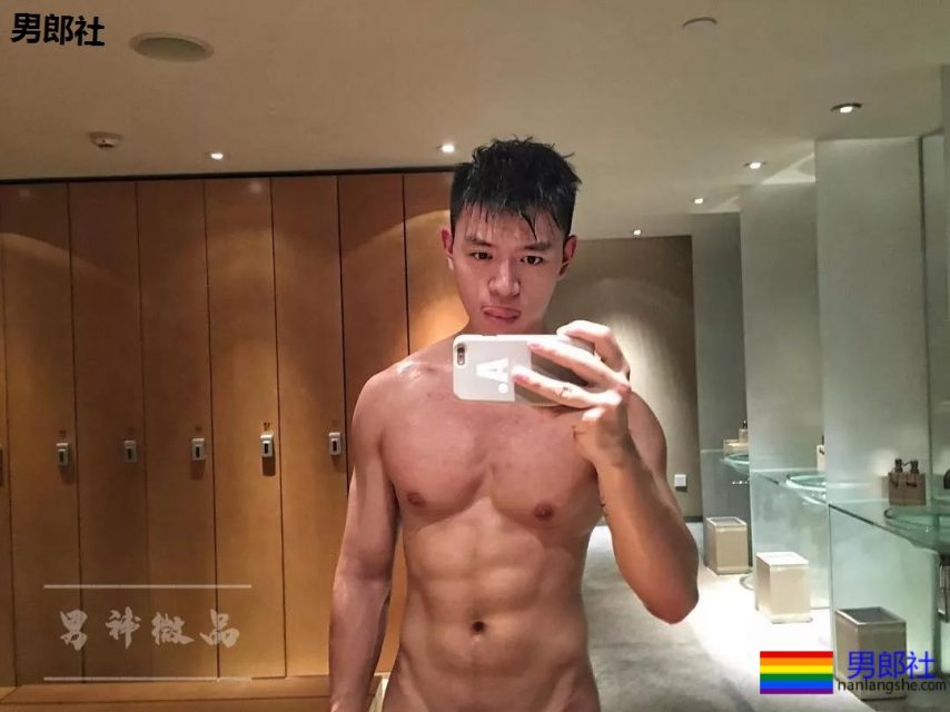 柴犬系正装肌肉帅男，最爱更衣室浴巾自拍！ - 51虹马