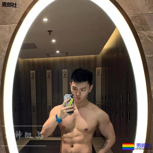 柴犬系正装肌肉帅男，最爱更衣室浴巾自拍！ - 51虹马