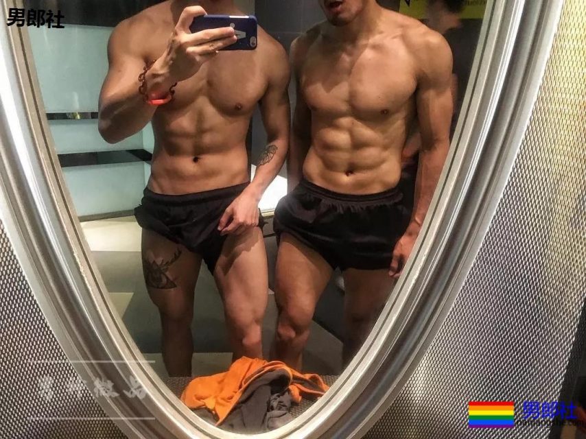 柴犬系正装肌肉帅男，最爱更衣室浴巾自拍！ - 51虹马