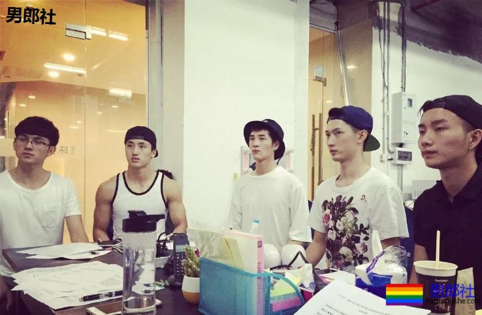 中国男团有多难？95后肌肉男退团后竟卖内衣！ - 51虹马