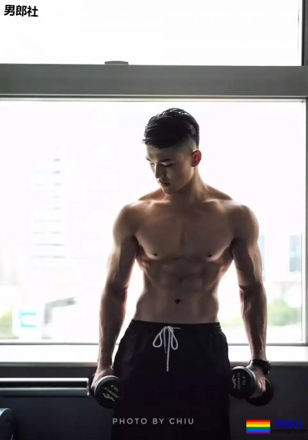 TG | “特长”短裤寸头小狼狗！白袜翘臀大长腿！-51虹马