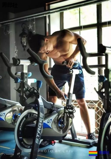 TG | “特长”短裤寸头小狼狗！白袜翘臀大长腿！ - 51虹马