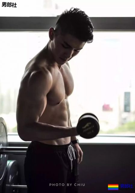 TG | “特长”短裤寸头小狼狗！白袜翘臀大长腿！ - 51虹马