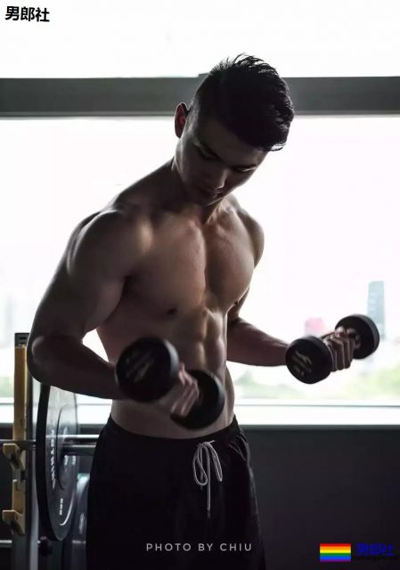 TG | “特长”短裤寸头小狼狗！白袜翘臀大长腿！ - 51虹马