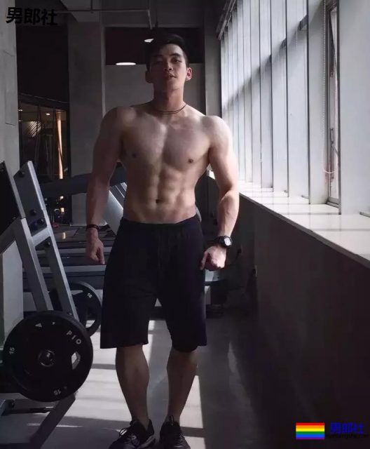 TG | “特长”短裤寸头小狼狗！白袜翘臀大长腿！ - 51虹马