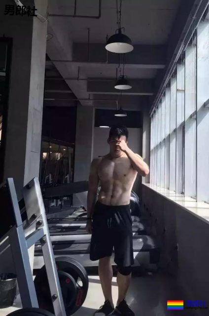 TG | “特长”短裤寸头小狼狗！白袜翘臀大长腿！ - 51虹马