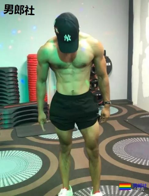 超帅正装机长爆红网络，这筋肉身材实在是太Man了！ - 51虹马