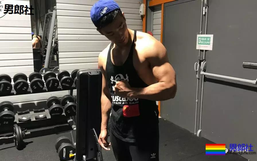 超帅正装机长爆红网络，这筋肉身材实在是太Man了！ - 51虹马