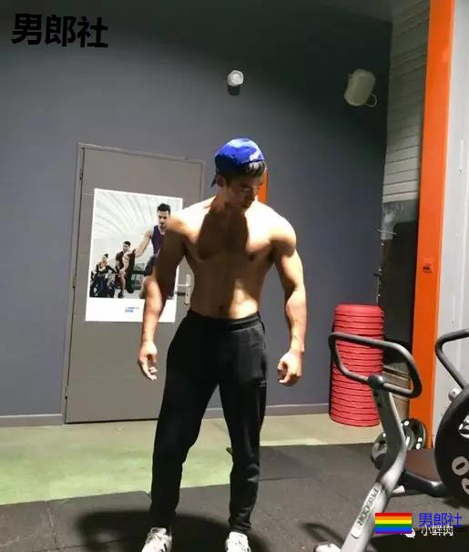 超帅正装机长爆红网络，这筋肉身材实在是太Man了！ - 51虹马