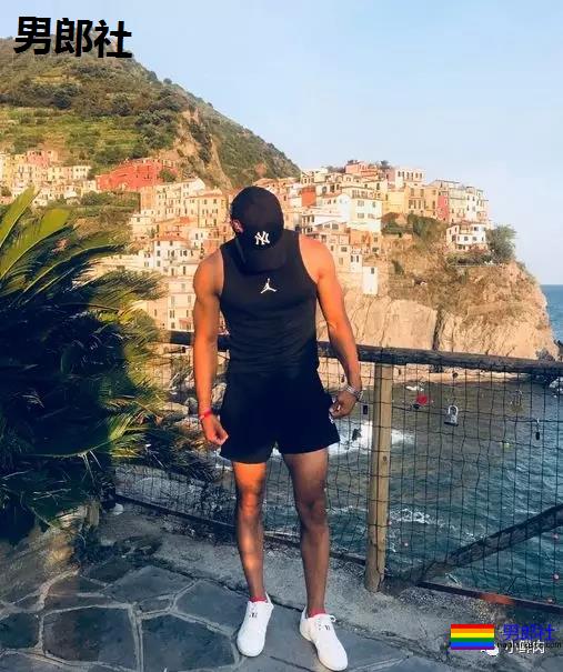 超帅正装机长爆红网络，这筋肉身材实在是太Man了！ - 51虹马