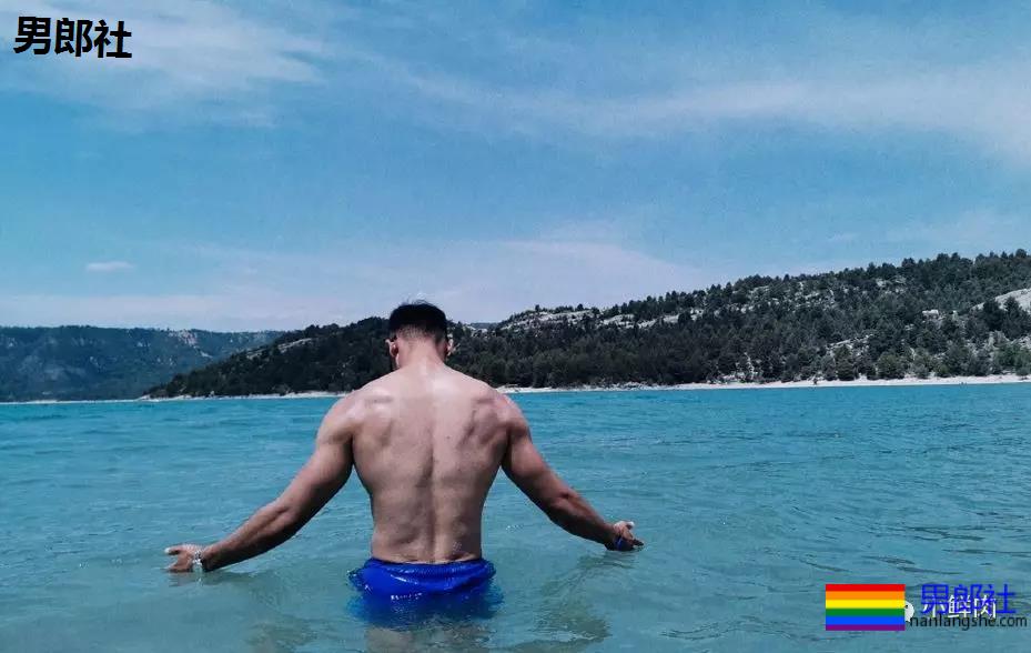 超帅正装机长爆红网络，这筋肉身材实在是太Man了！ - 51虹马