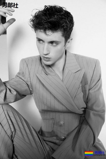 戳爷成为首个澳版芭莎男士封面明星 - 51虹马