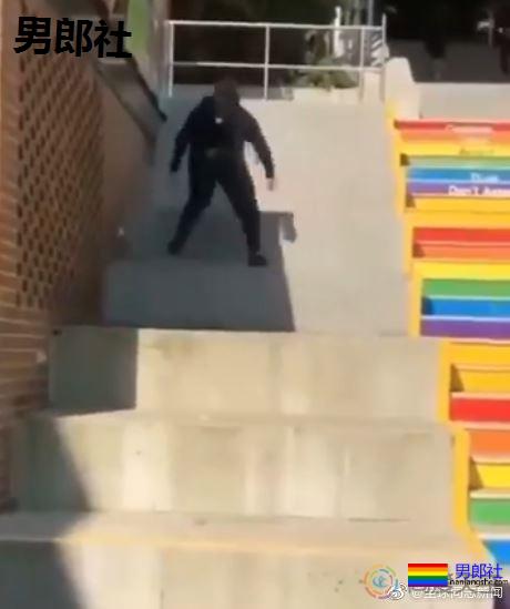 恐同人士宁愿费力“爬行”也坚决不肯走彩虹台阶? - 51虹马 恐同人士宁愿费力“爬行”也坚决不肯走彩虹台阶? - 51虹马