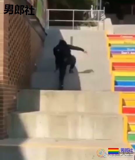 恐同人士宁愿费力“爬行”也坚决不肯走彩虹台阶? - 51虹马 恐同人士宁愿费力“爬行”也坚决不肯走彩虹台阶? - 51虹马