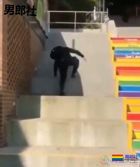 恐同人士宁愿费力“爬行”也坚决不肯走彩虹台阶? - 51虹马 恐同人士宁愿费力“爬行”也坚决不肯走彩虹台阶? - 51虹马