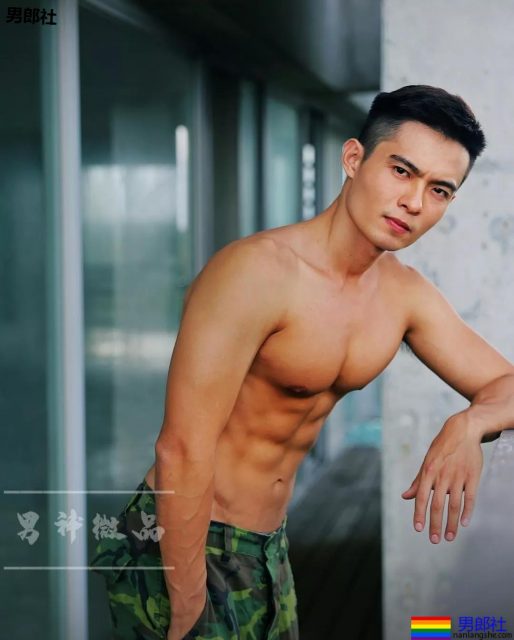 板腹迷彩肌肉小哥真挺，大胸肌身材太突出了吧!可口~-51虹马