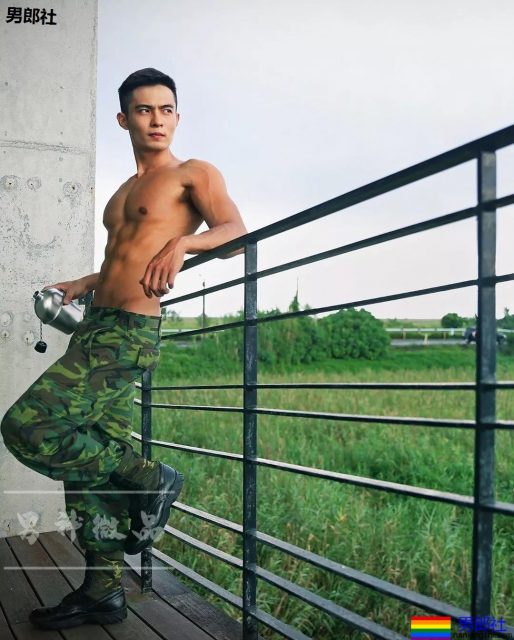 板腹迷彩肌肉小哥真挺，大胸肌身材太突出了吧!可口~ - 51虹马