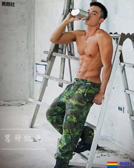 板腹迷彩肌肉小哥真挺，大胸肌身材太突出了吧!可口~ - 51虹马