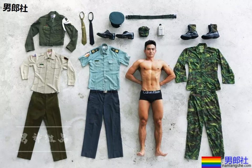 板腹迷彩肌肉小哥真挺，大胸肌身材太突出了吧!可口~ - 51虹马