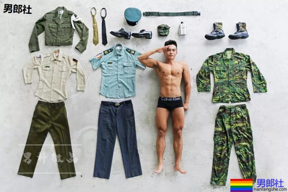 板腹迷彩肌肉小哥真挺，大胸肌身材太突出了吧!可口~ - 51虹马