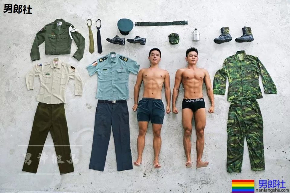 板腹迷彩肌肉小哥真挺，大胸肌身材太突出了吧!可口~ - 51虹马