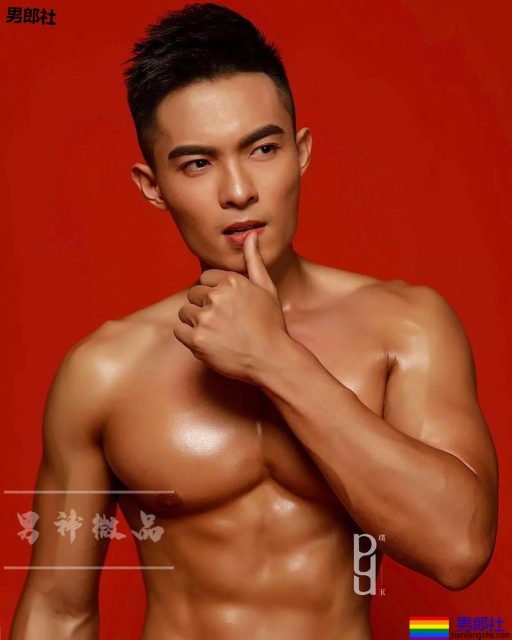 板腹迷彩肌肉小哥真挺，大胸肌身材太突出了吧!可口~ - 51虹马