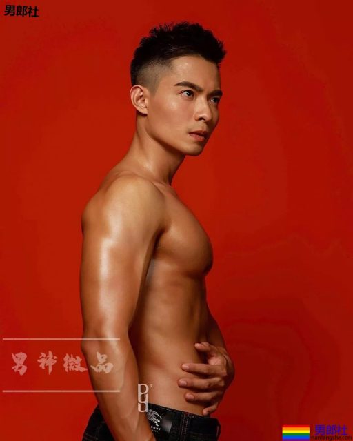 板腹迷彩肌肉小哥真挺，大胸肌身材太突出了吧!可口~ - 51虹马