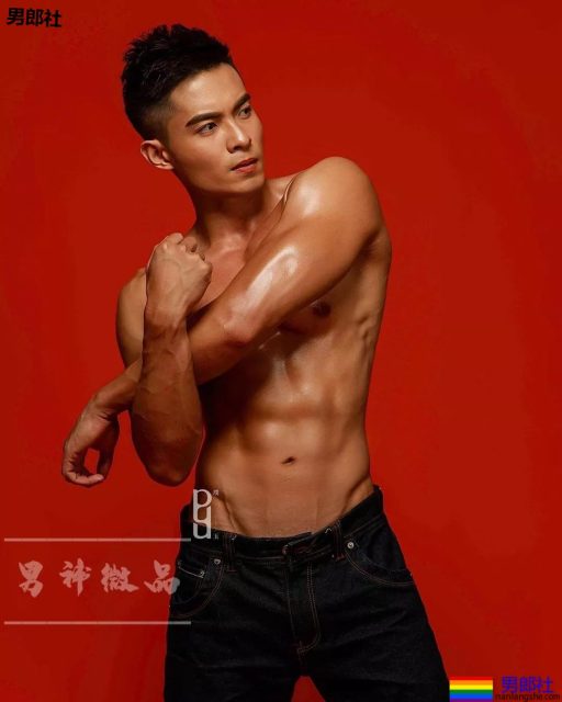 板腹迷彩肌肉小哥真挺，大胸肌身材太突出了吧!可口~ - 51虹马