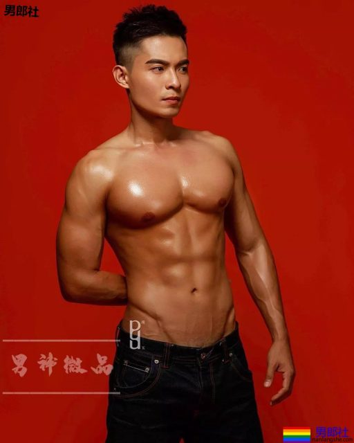 板腹迷彩肌肉小哥真挺，大胸肌身材太突出了吧!可口~ - 51虹马