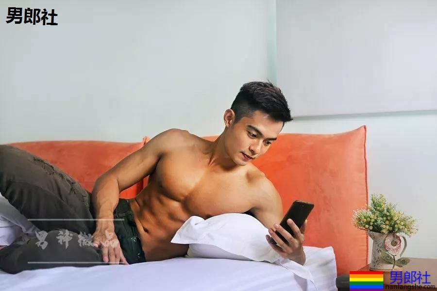 板腹迷彩肌肉小哥真挺，大胸肌身材太突出了吧!可口~ - 51虹马