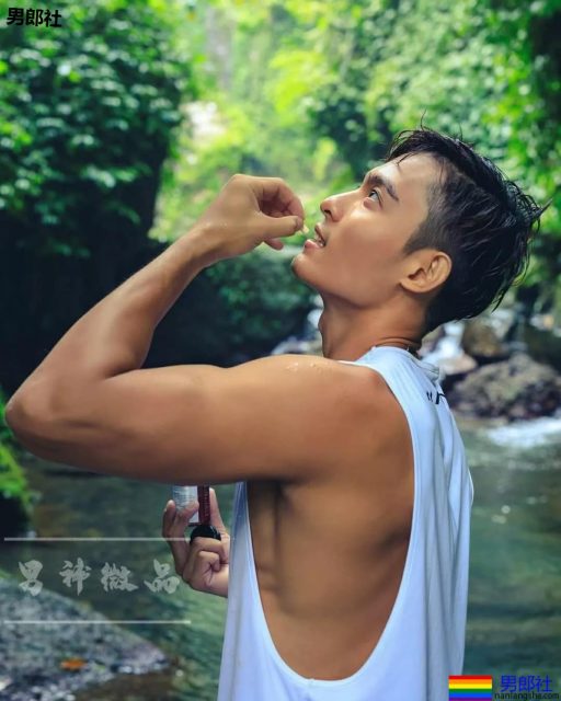 板腹迷彩肌肉小哥真挺，大胸肌身材太突出了吧!可口~ - 51虹马