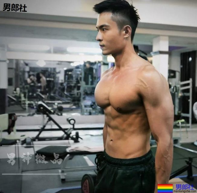 板腹迷彩肌肉小哥真挺，大胸肌身材太突出了吧!可口~ - 51虹马