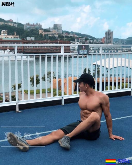 板腹迷彩肌肉小哥真挺，大胸肌身材太突出了吧!可口~ - 51虹马