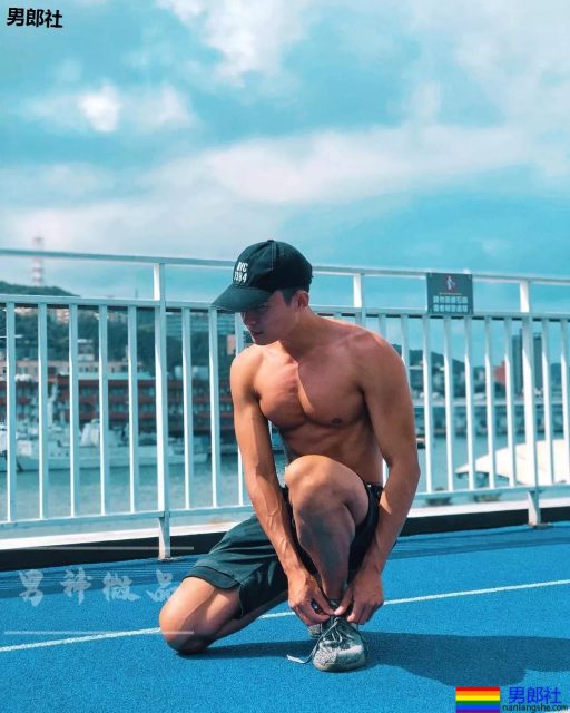 板腹迷彩肌肉小哥真挺，大胸肌身材太突出了吧!可口~ - 51虹马