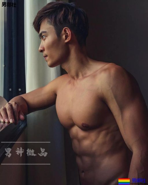 板腹迷彩肌肉小哥真挺，大胸肌身材太突出了吧!可口~ - 51虹马