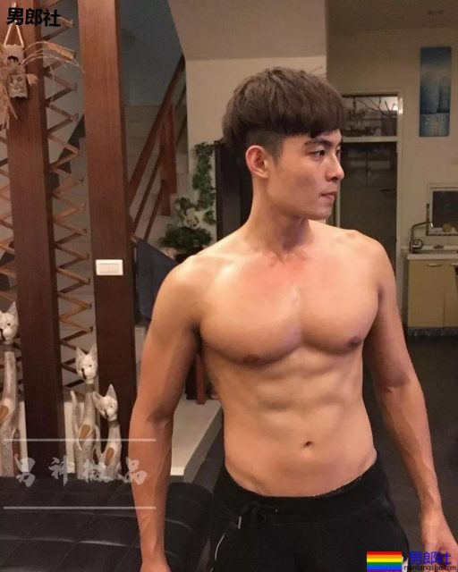 板腹迷彩肌肉小哥真挺，大胸肌身材太突出了吧!可口~ - 51虹马