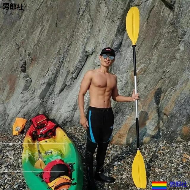 板腹迷彩肌肉小哥真挺，大胸肌身材太突出了吧!可口~ - 51虹马