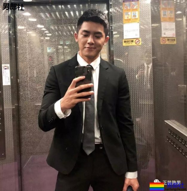 胡茬男拔掉西装后尽然这样有料，不管穿什么都有大山丘！-51虹马