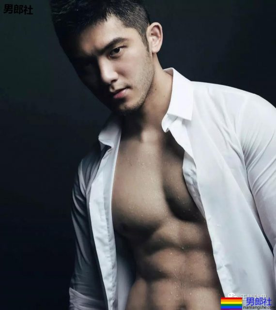 胡茬男拔掉西装后尽然这样有料，不管穿什么都有大山丘！ - 51虹马
