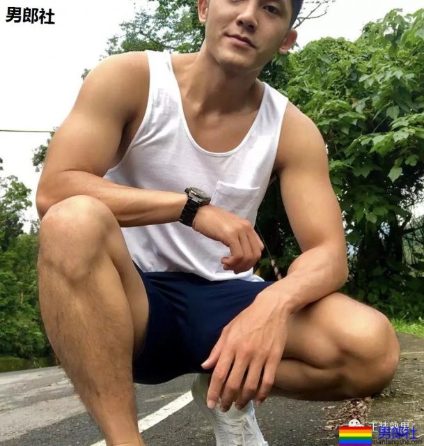 胡茬男拔掉西装后尽然这样有料，不管穿什么都有大山丘！ - 51虹马