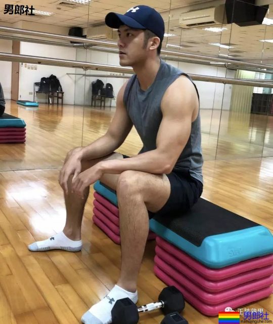 胡茬男拔掉西装后尽然这样有料，不管穿什么都有大山丘！ - 51虹马