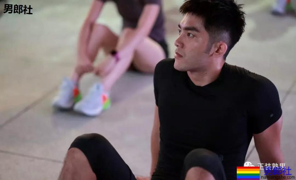 胡茬男拔掉西装后尽然这样有料，不管穿什么都有大山丘！ - 51虹马