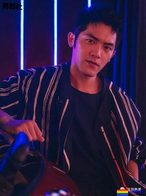 胡茬男拔掉西装后尽然这样有料，不管穿什么都有大山丘！ - 51虹马